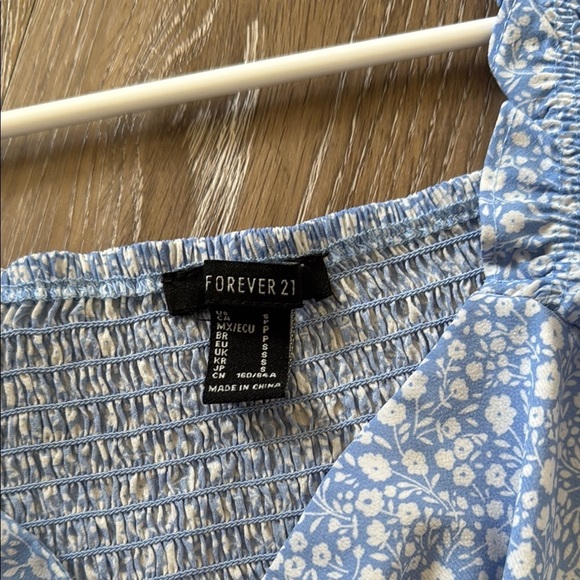 Forever 21 Floral Blue Women's Top- size small - Picture 3 of 3